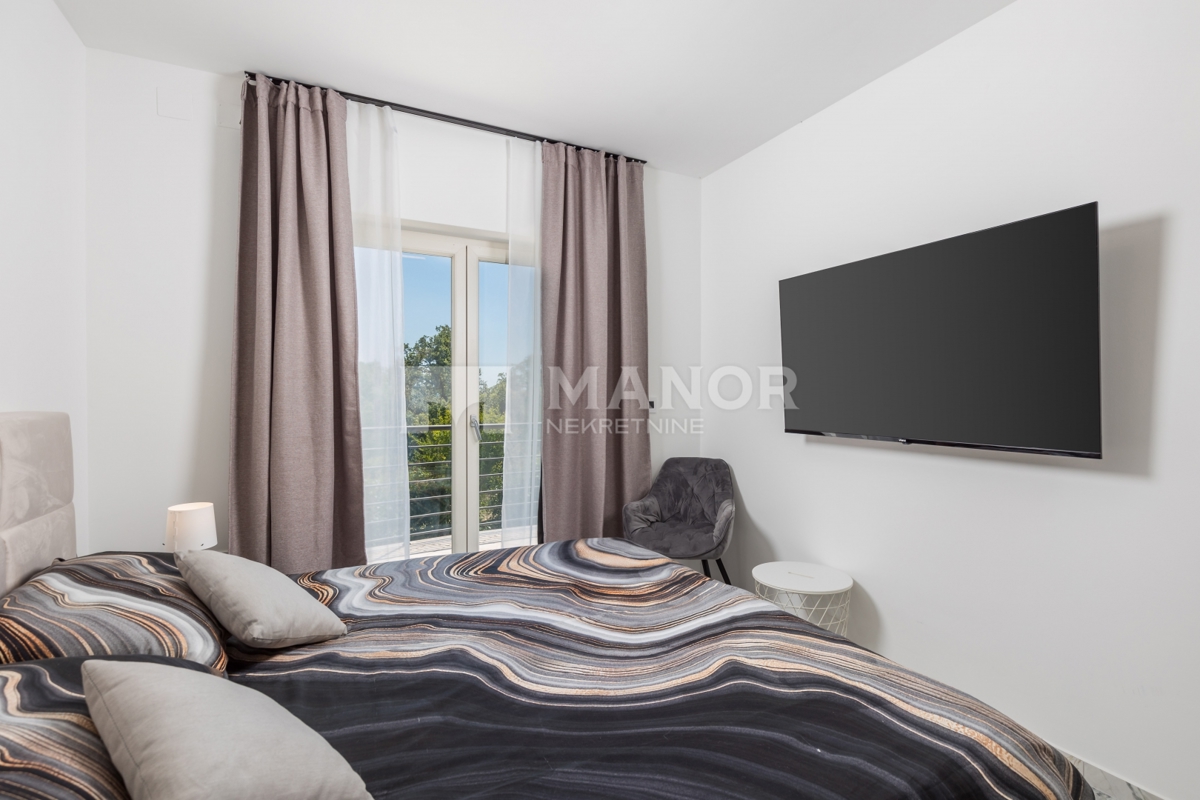 OPATIJA, COSTABELLA – Villa Két Lakással, Medencével és Tengeri Kilátással