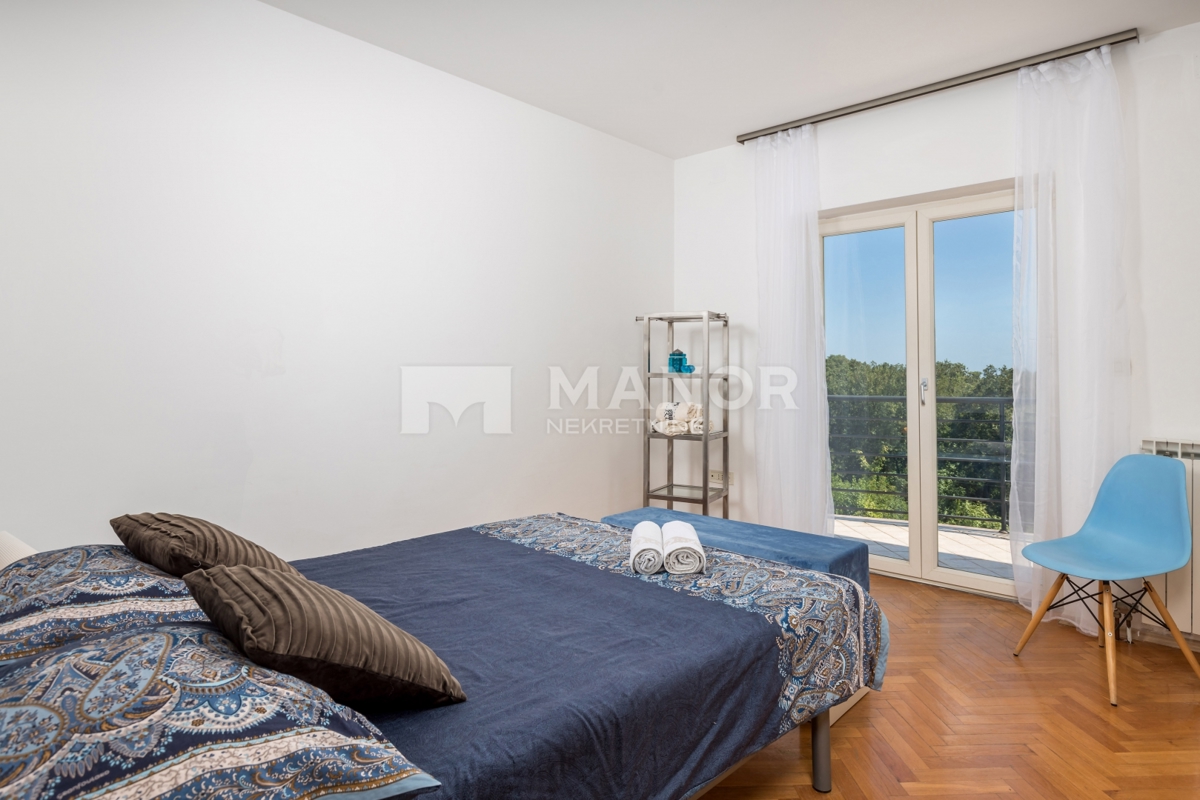 OPATIJA, COSTABELLA – Villa Két Lakással, Medencével és Tengeri Kilátással