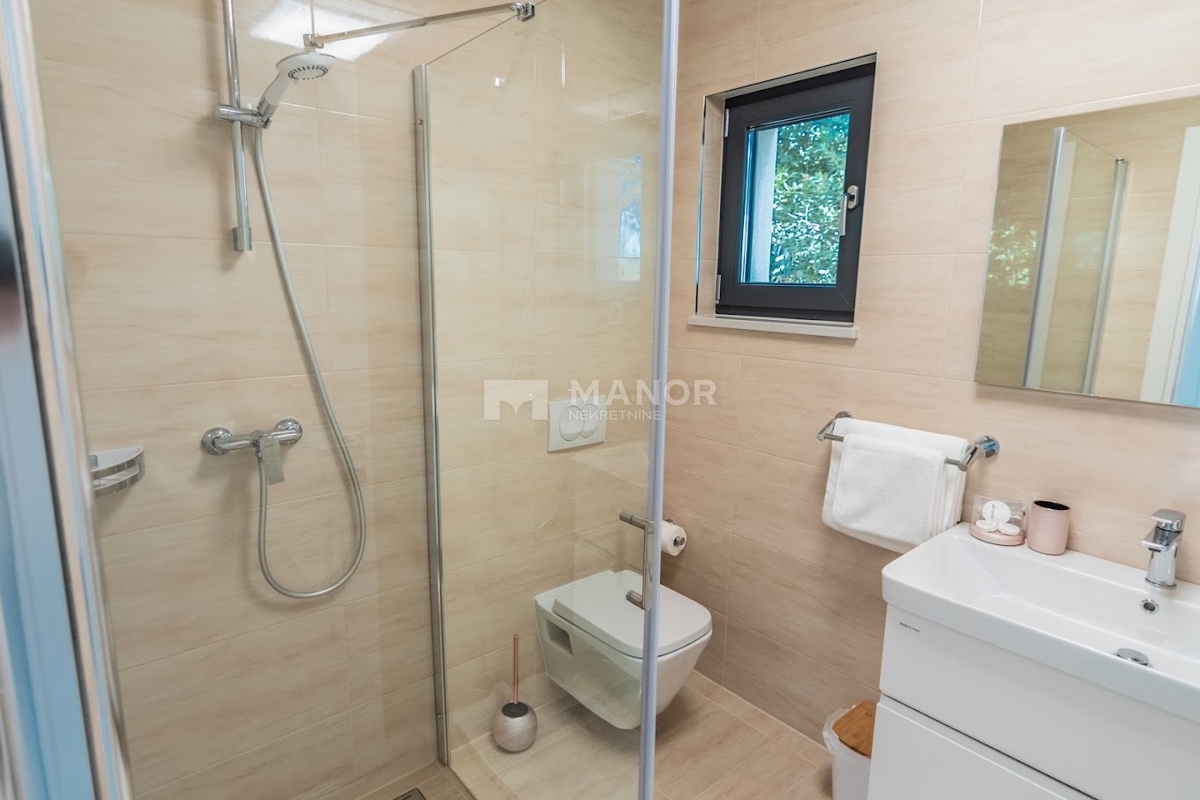 OPATIJA, POBRI – Villa di lusso con piscina infinity sul tetto