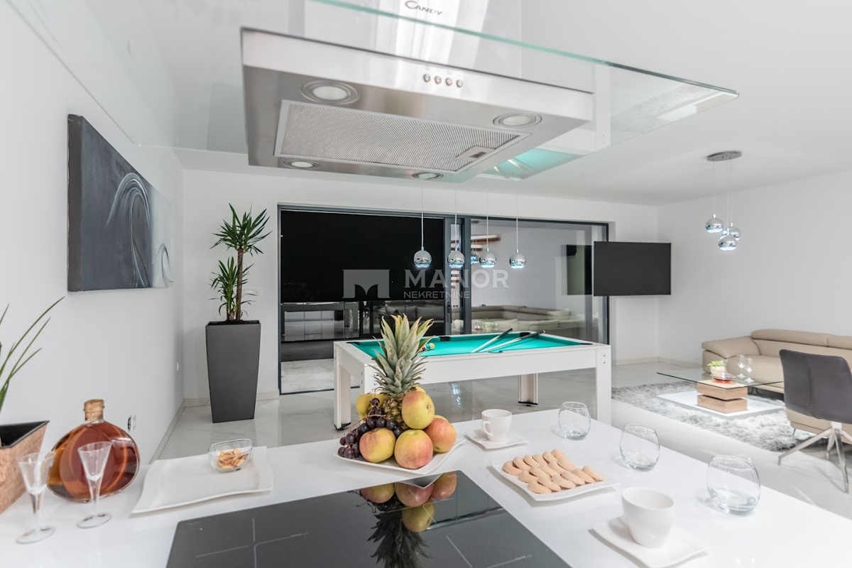 OPATIJA, POBRI – Villa di lusso con piscina infinity sul tetto