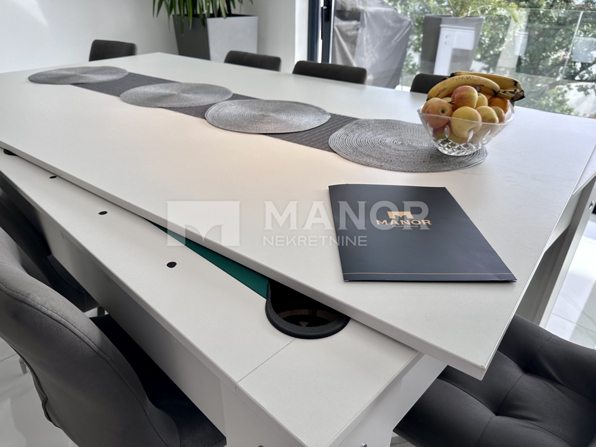 OPATIJA, POBRI – Villa di lusso con piscina infinity sul tetto