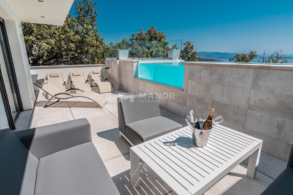 OPATIJA, POBRI – Villa di lusso con piscina infinity sul tetto