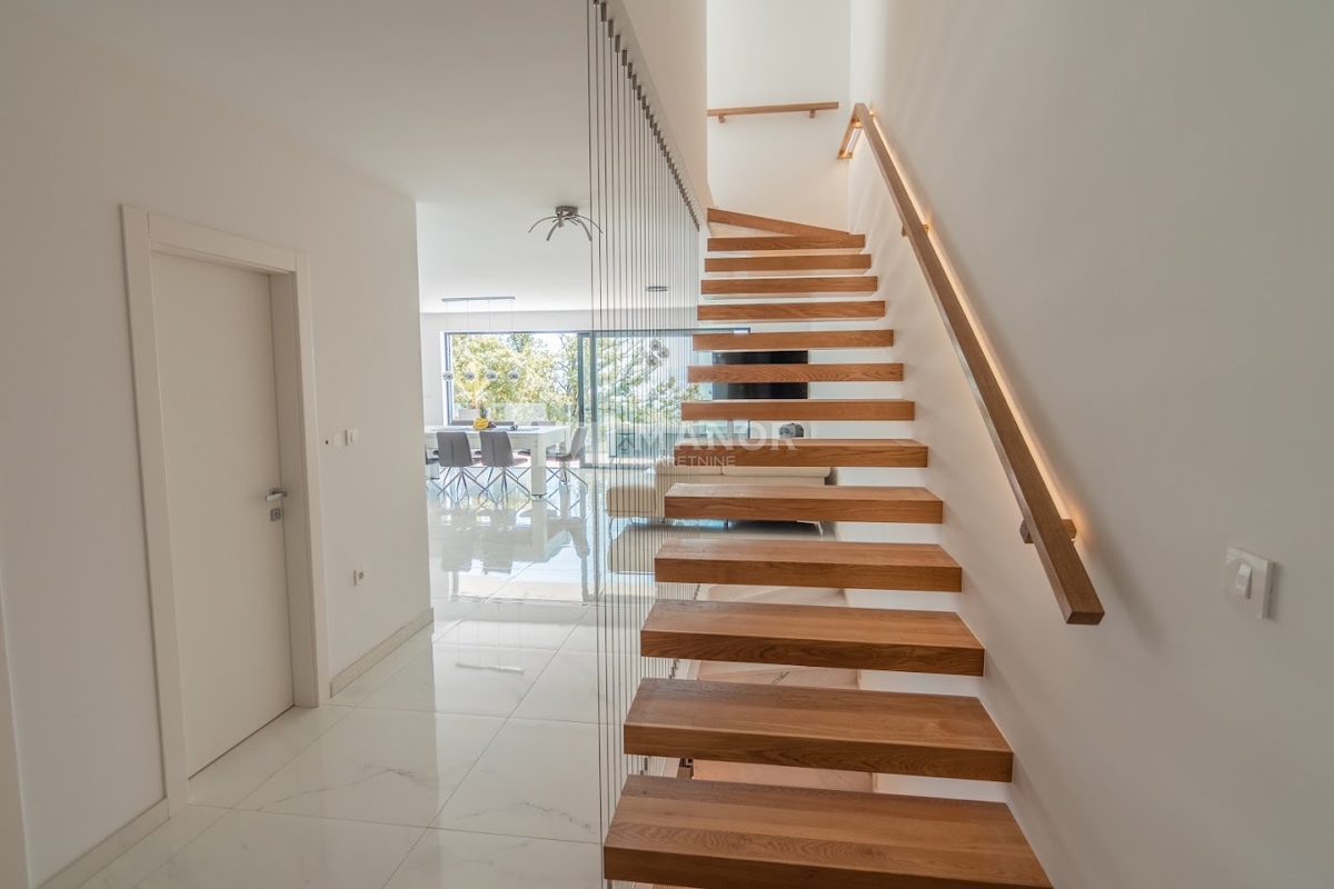 OPATIJA, POBRI – Villa di lusso con piscina infinity sul tetto