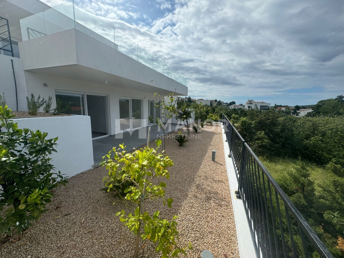 ISOLA DI PAG, NOVALJA – Villa con piscina a sfioro e vista mare