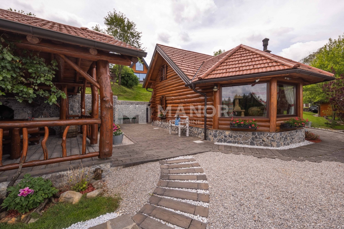 RAVNA GORA, KUPJAK – Villa di lusso in legno con piscina e centro benessere