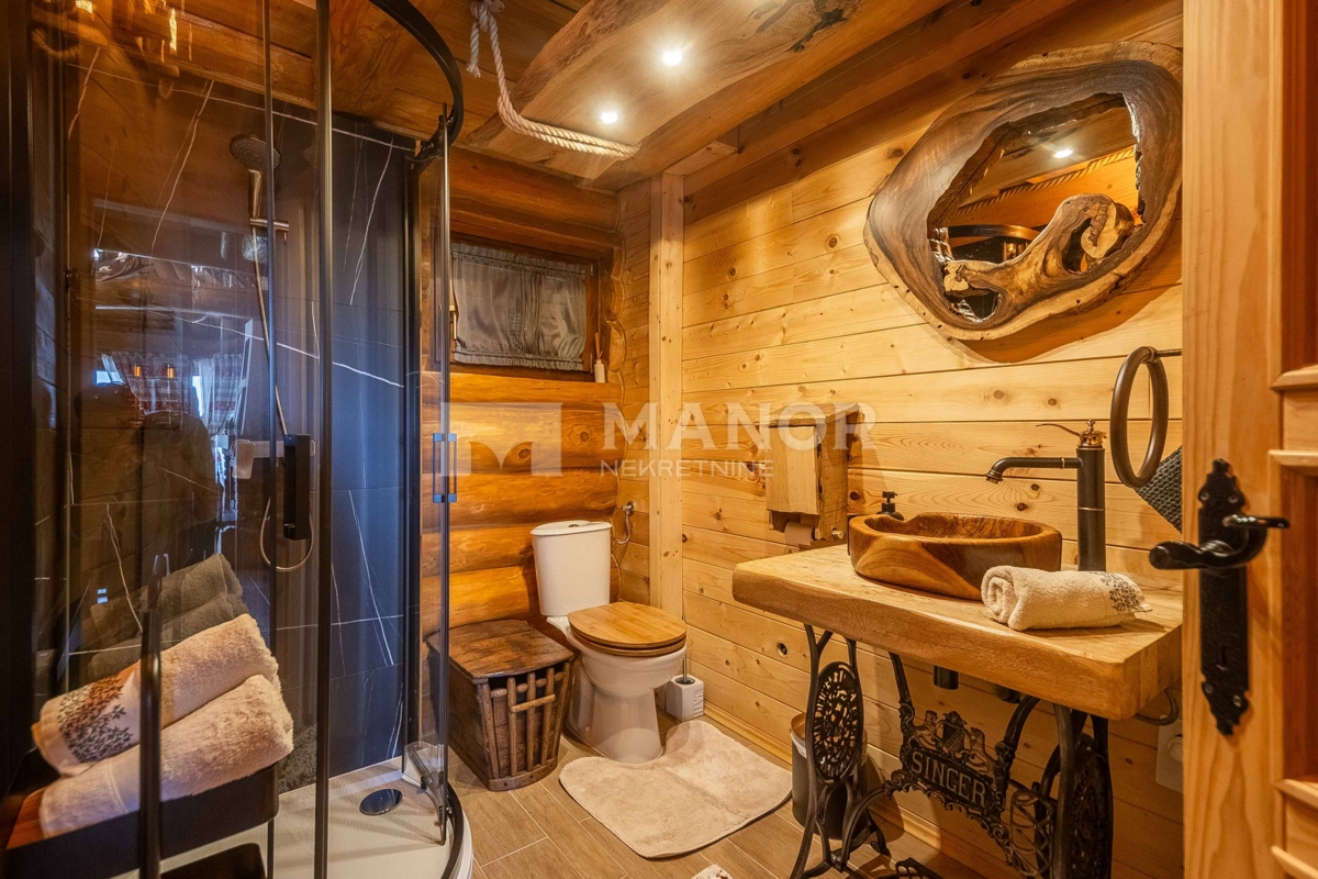 RAVNA GORA, KUPJAK – Villa di lusso in legno con piscina e centro benessere