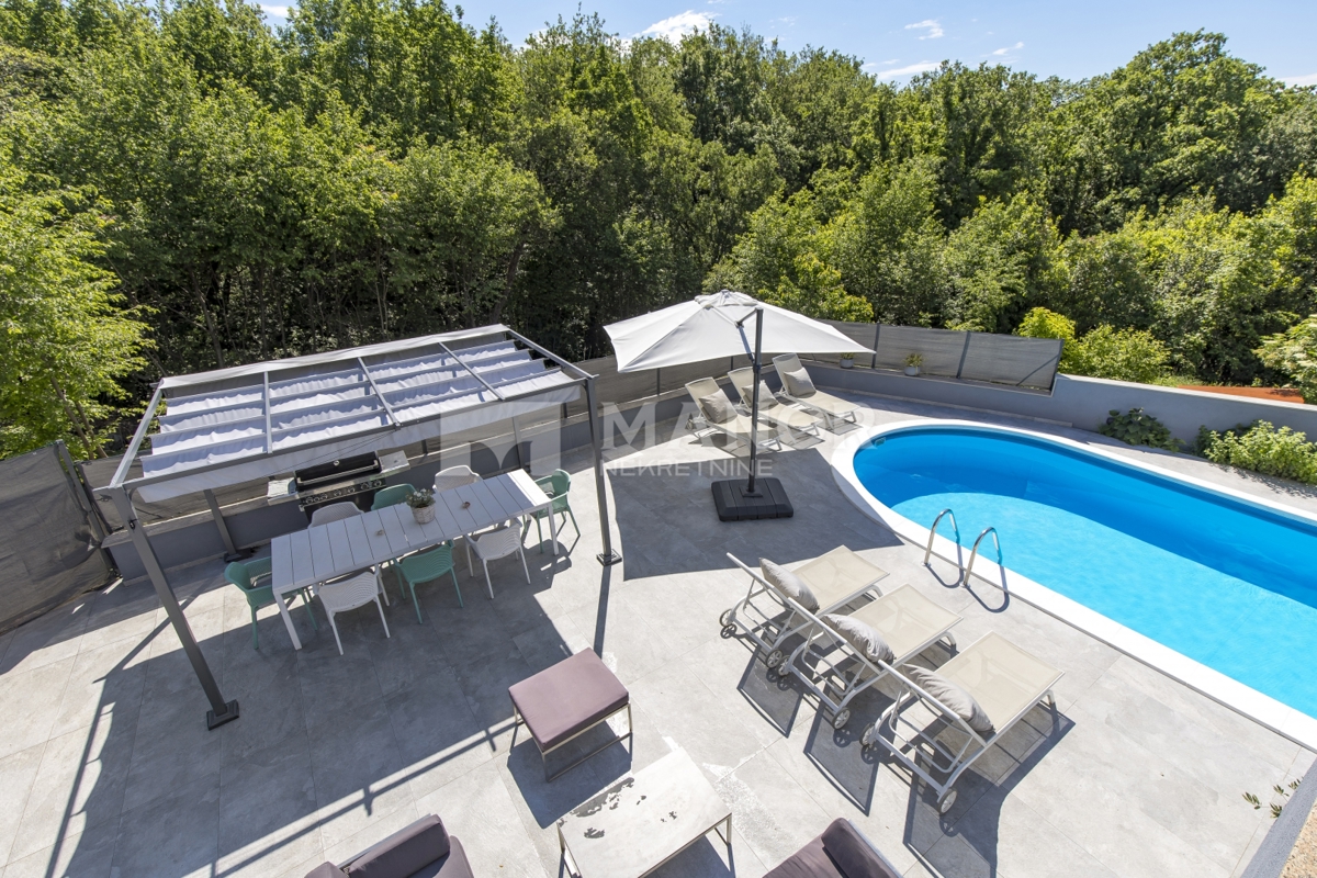 RIJEKA, BIVIO – Villa Két Lakással, Medencével és Tengeri Kilátással