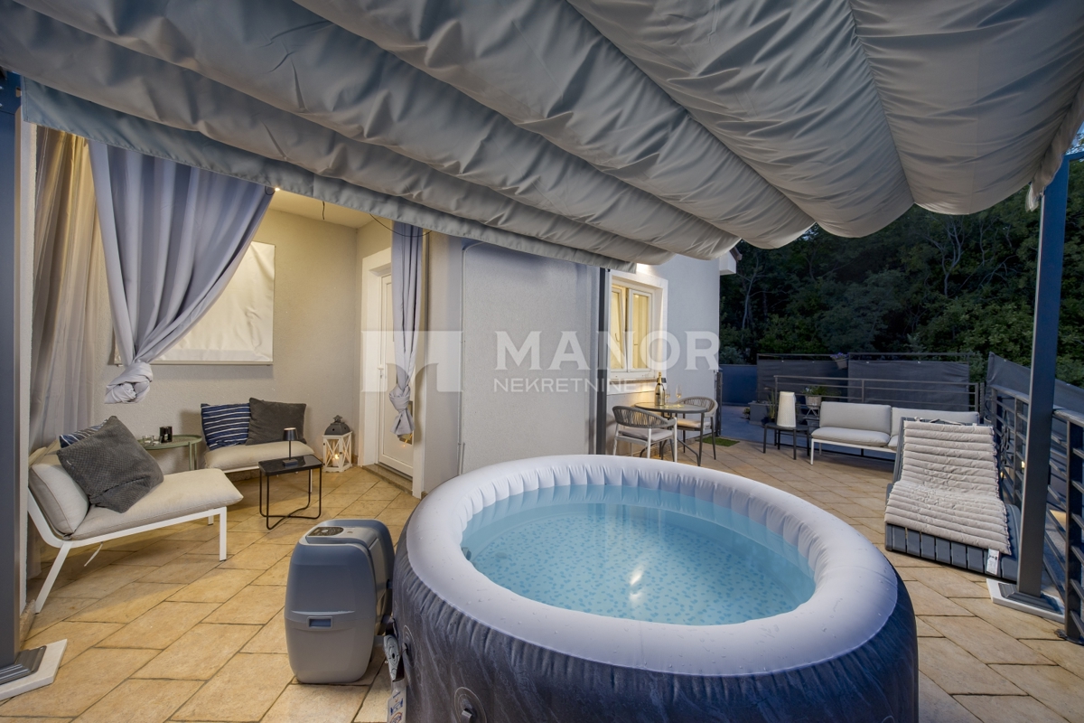 RIJEKA, BIVIO – Villa Két Lakással, Medencével és Tengeri Kilátással