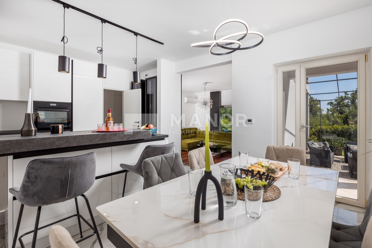 RIJEKA, BIVIO – Villa Két Lakással, Medencével és Tengeri Kilátással