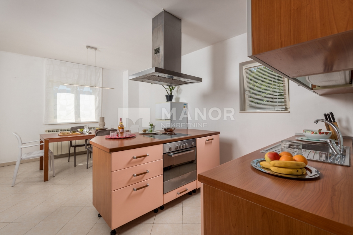 RIJEKA, BIVIO – Villa Két Lakással, Medencével és Tengeri Kilátással