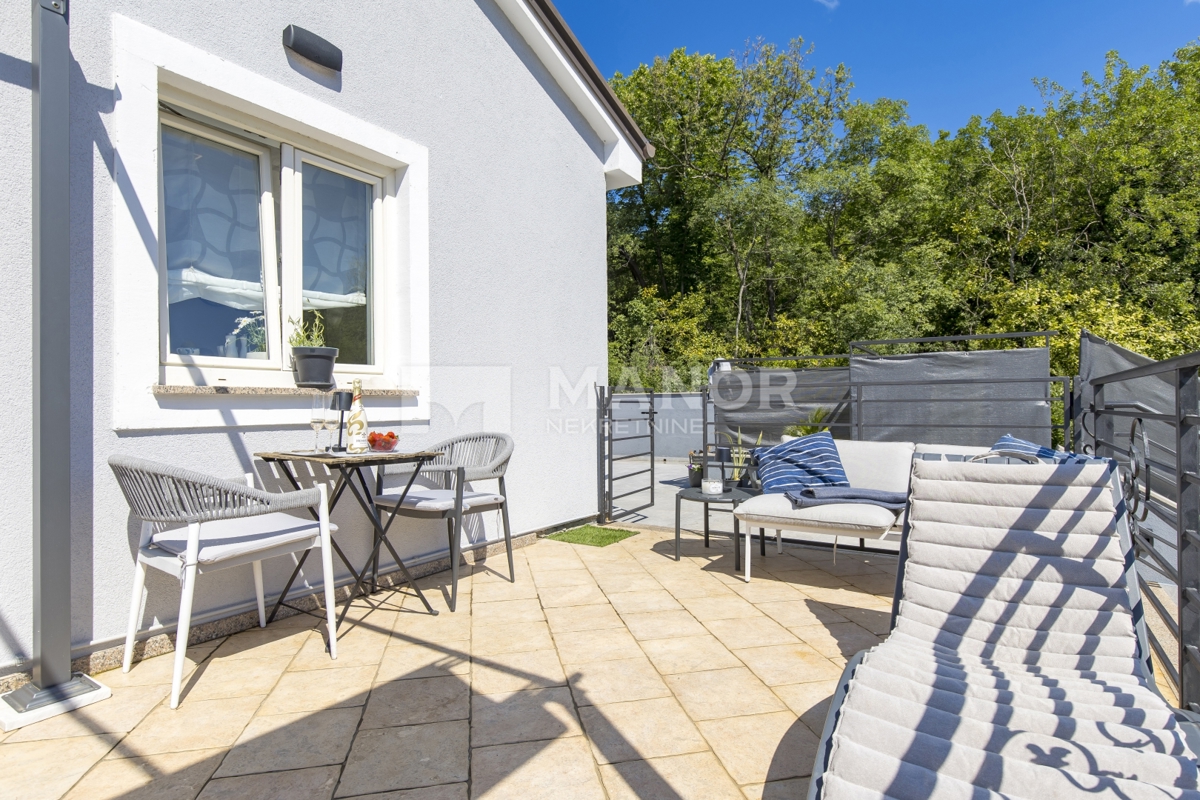 RIJEKA, BIVIO – Villa Két Lakással, Medencével és Tengeri Kilátással