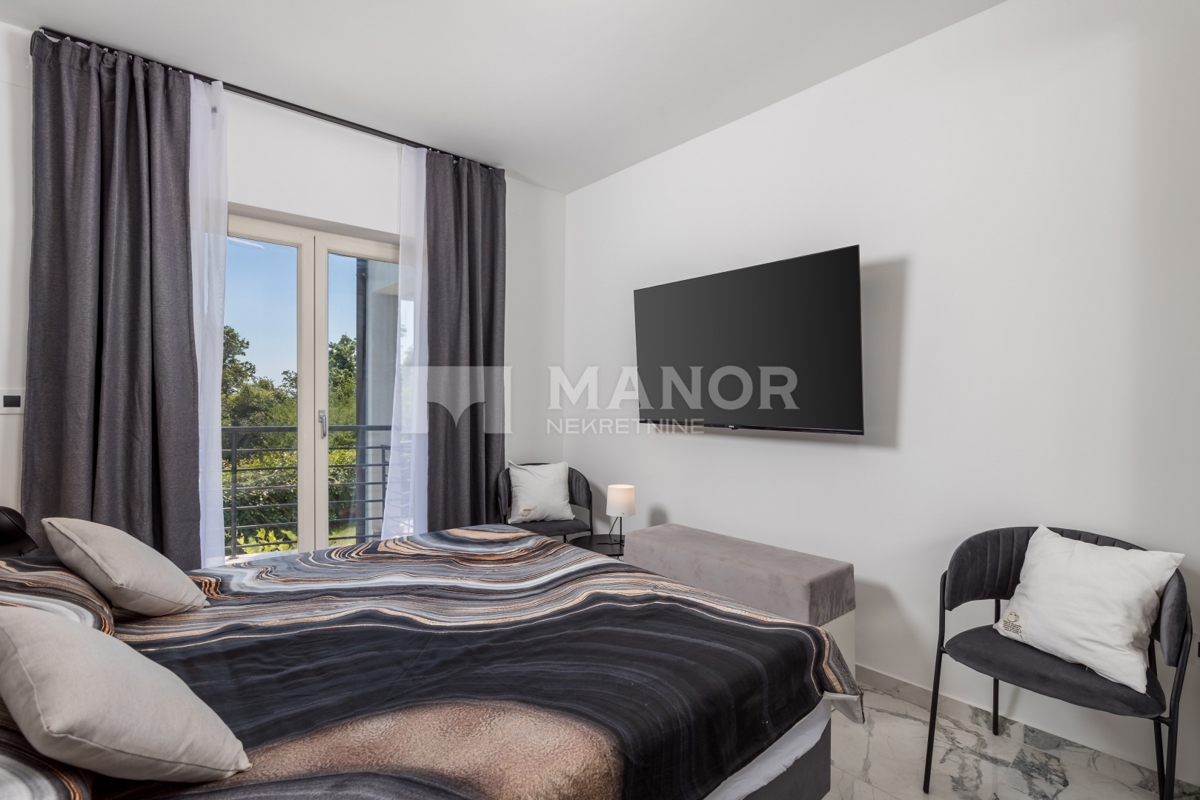 RIJEKA, BIVIO – Villa Két Lakással, Medencével és Tengeri Kilátással