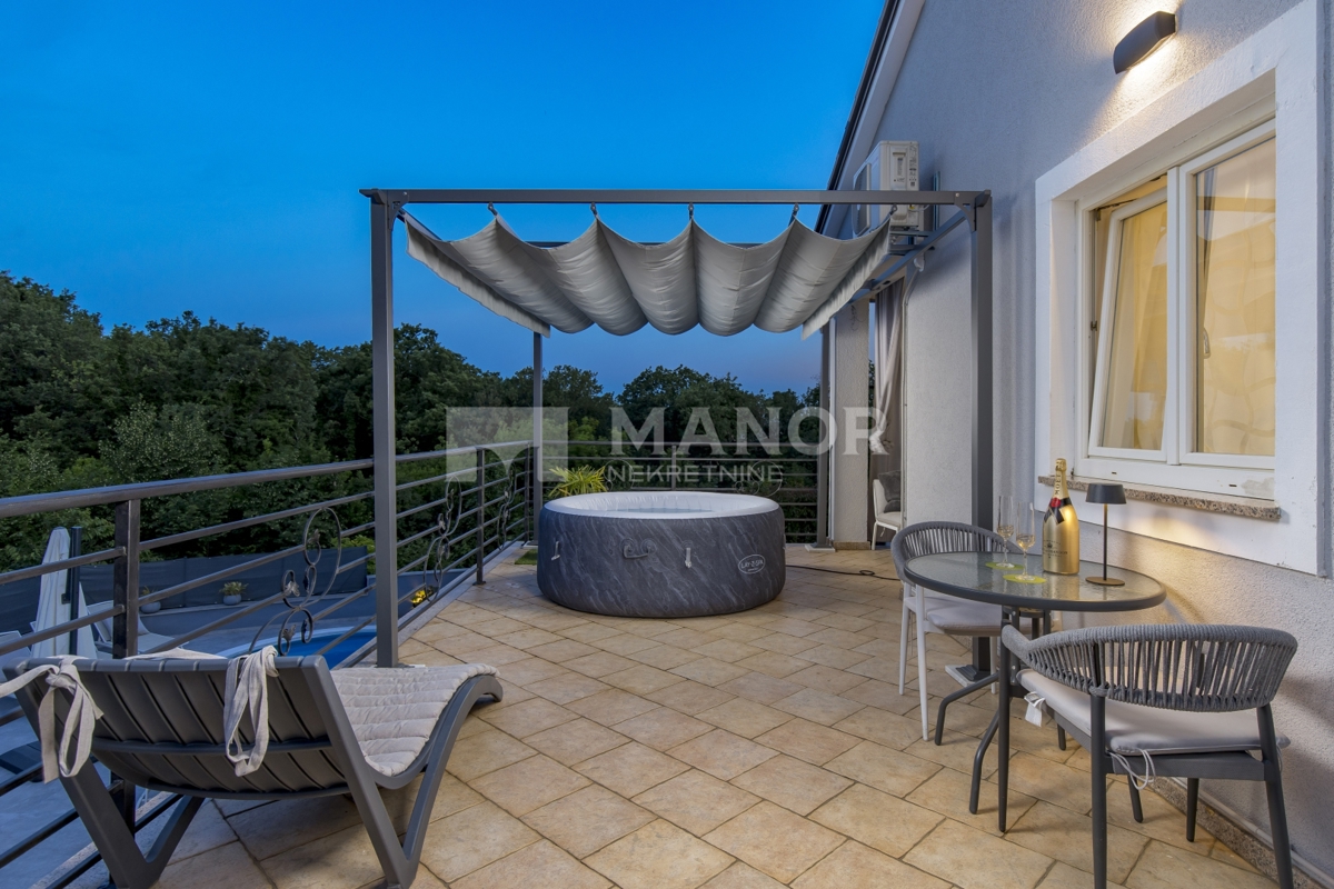 RIJEKA, BIVIO – Villa Két Lakással, Medencével és Tengeri Kilátással