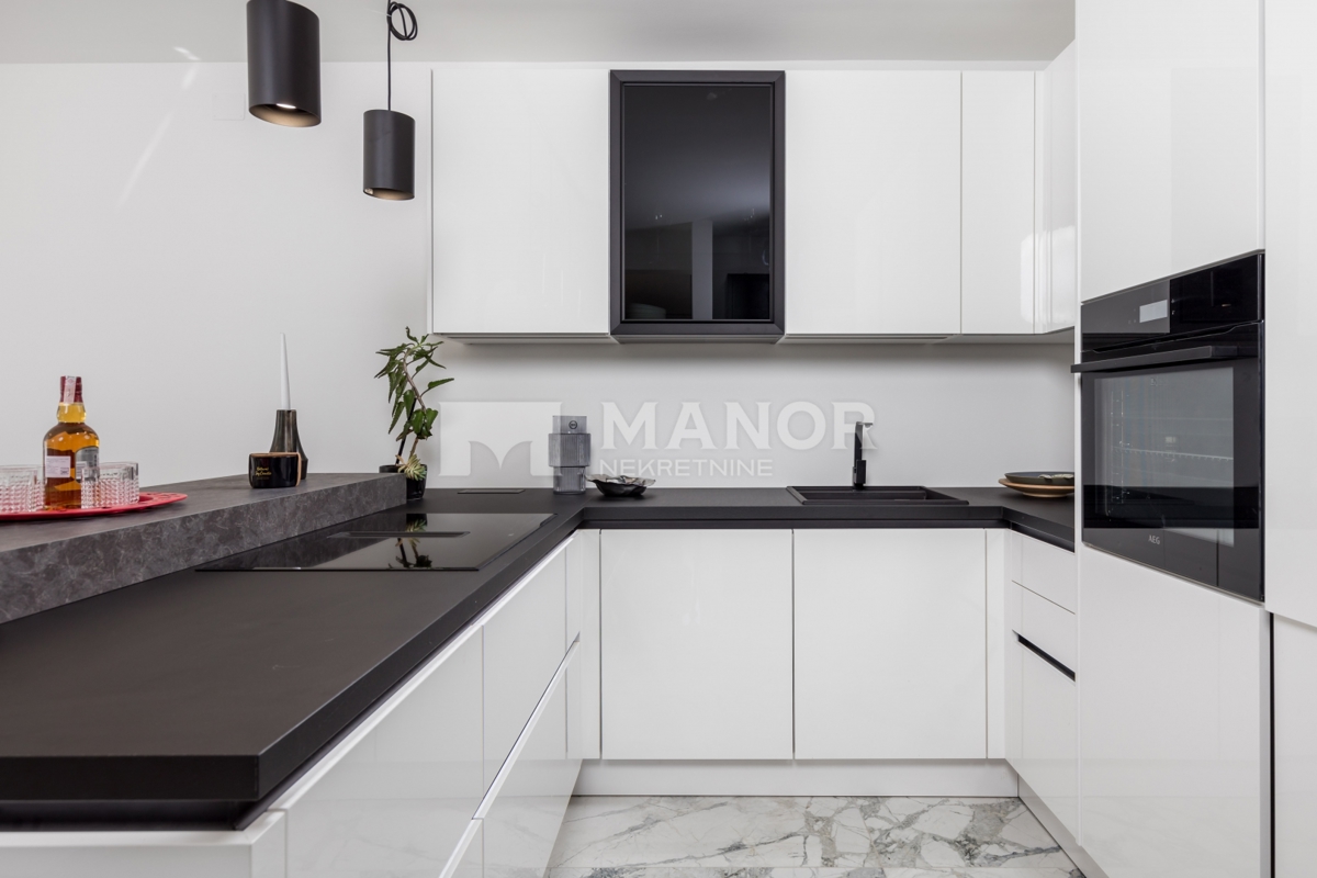 RIJEKA, BIVIO – Villa Két Lakással, Medencével és Tengeri Kilátással