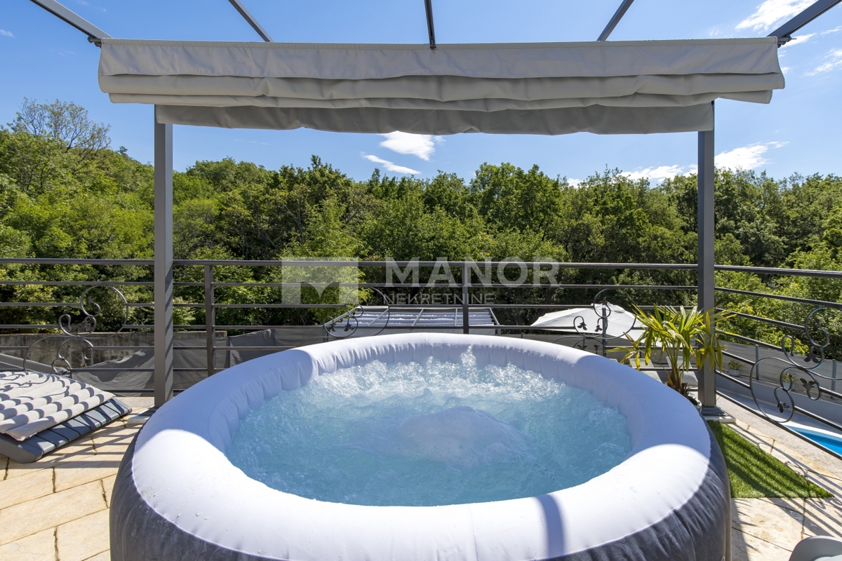 RIJEKA, BIVIO – Villa Két Lakással, Medencével és Tengeri Kilátással