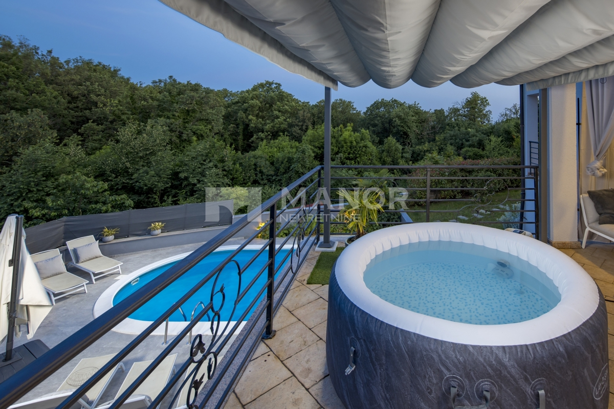 RIJEKA, BIVIO – Villa Két Lakással, Medencével és Tengeri Kilátással