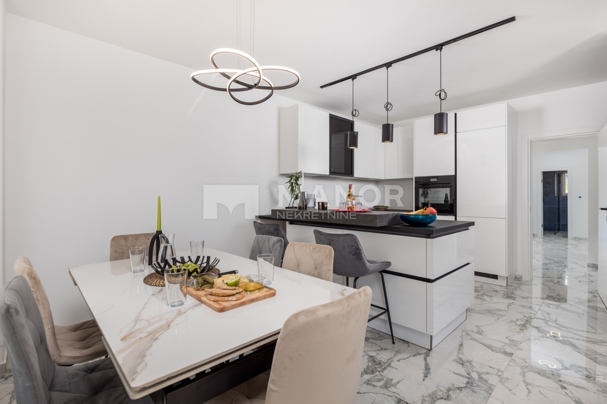 RIJEKA, BIVIO – Villa Két Lakással, Medencével és Tengeri Kilátással