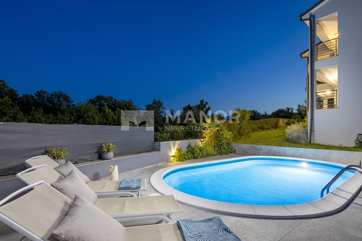 RIJEKA, BIVIO – Villa Két Lakással, Medencével és Tengeri Kilátással