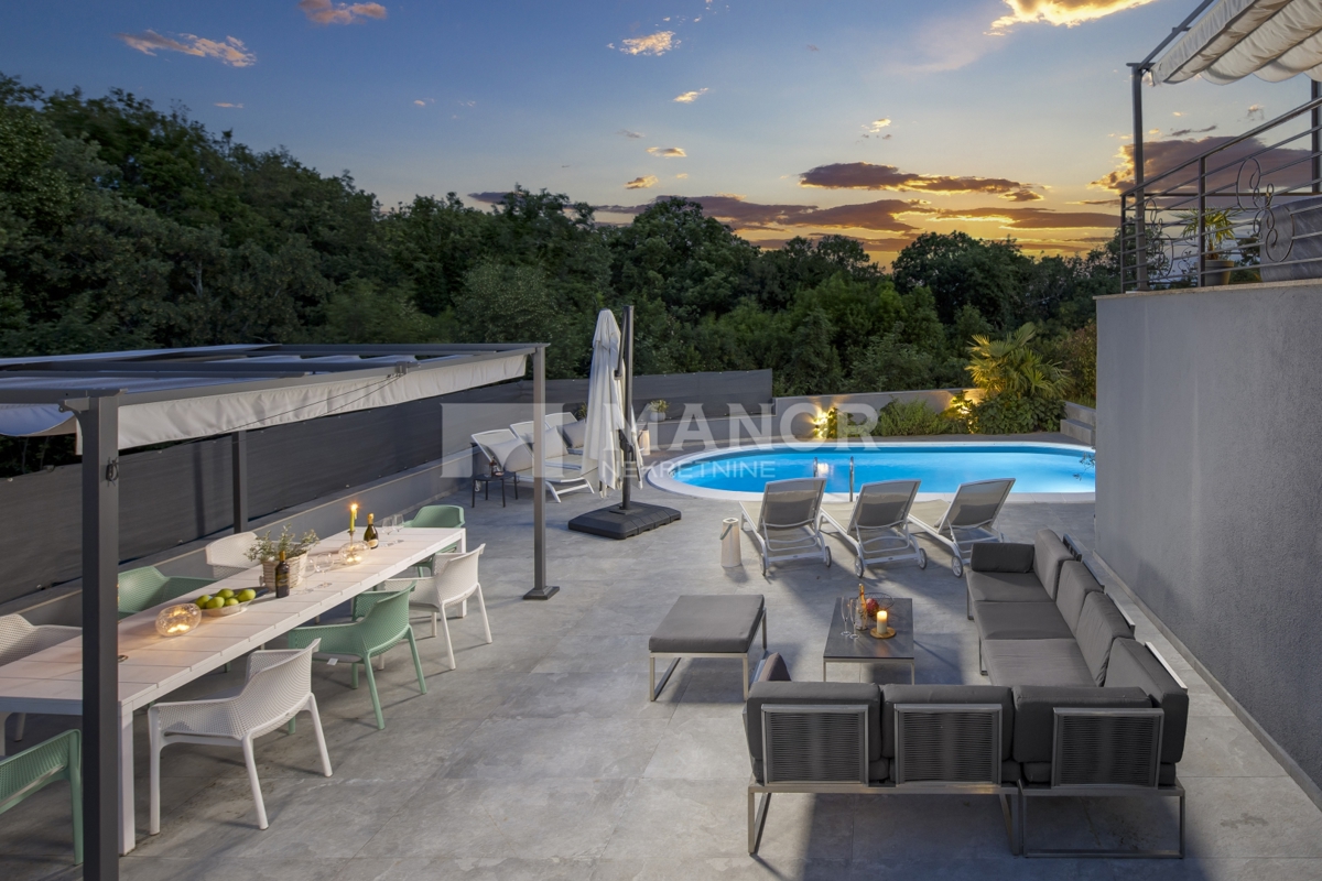 RIJEKA, BIVIO – Villa Két Lakással, Medencével és Tengeri Kilátással