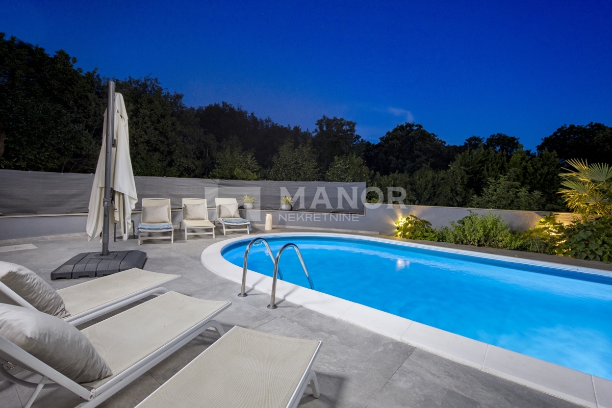 RIJEKA, BIVIO – Villa Két Lakással, Medencével és Tengeri Kilátással