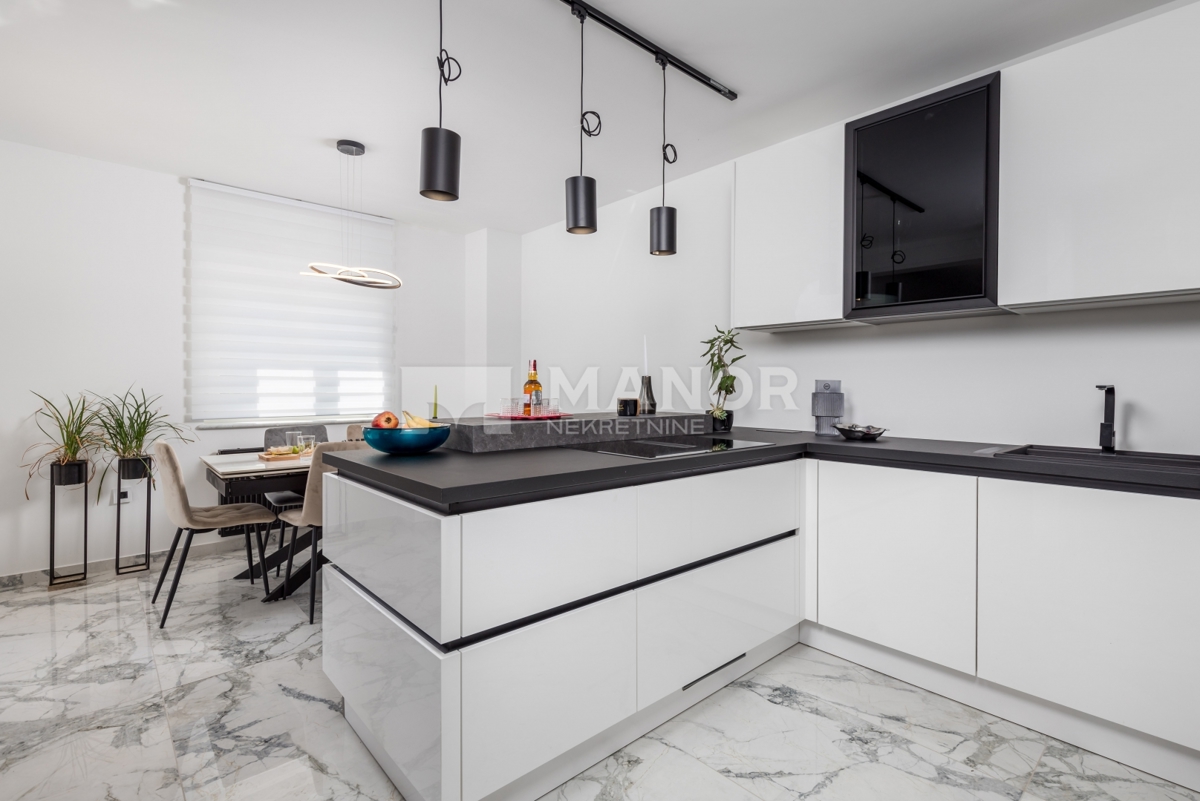 RIJEKA, BIVIO – Villa Két Lakással, Medencével és Tengeri Kilátással