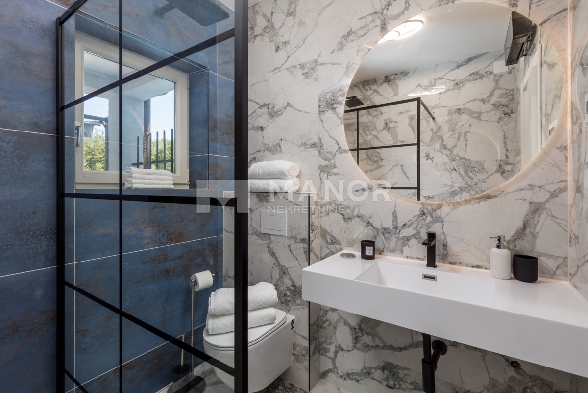 RIJEKA, BIVIO – Villa Két Lakással, Medencével és Tengeri Kilátással