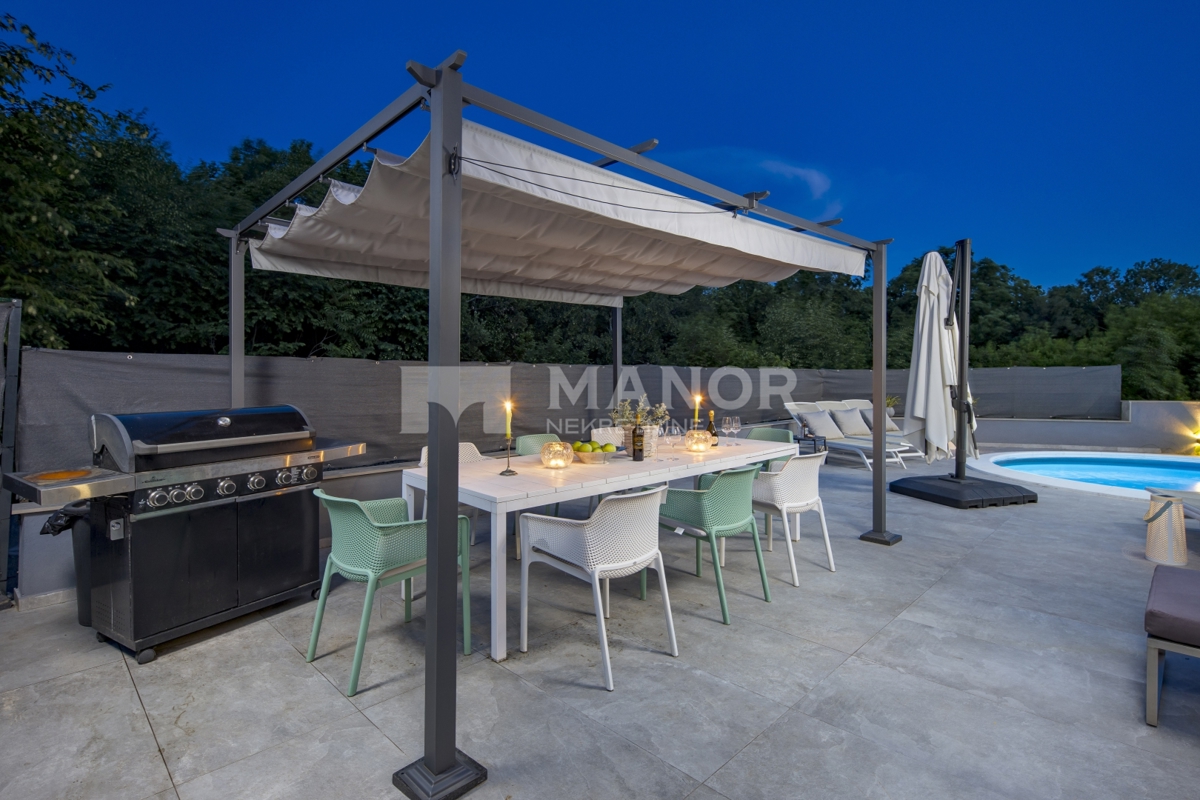 RIJEKA, BIVIO – Villa Két Lakással, Medencével és Tengeri Kilátással