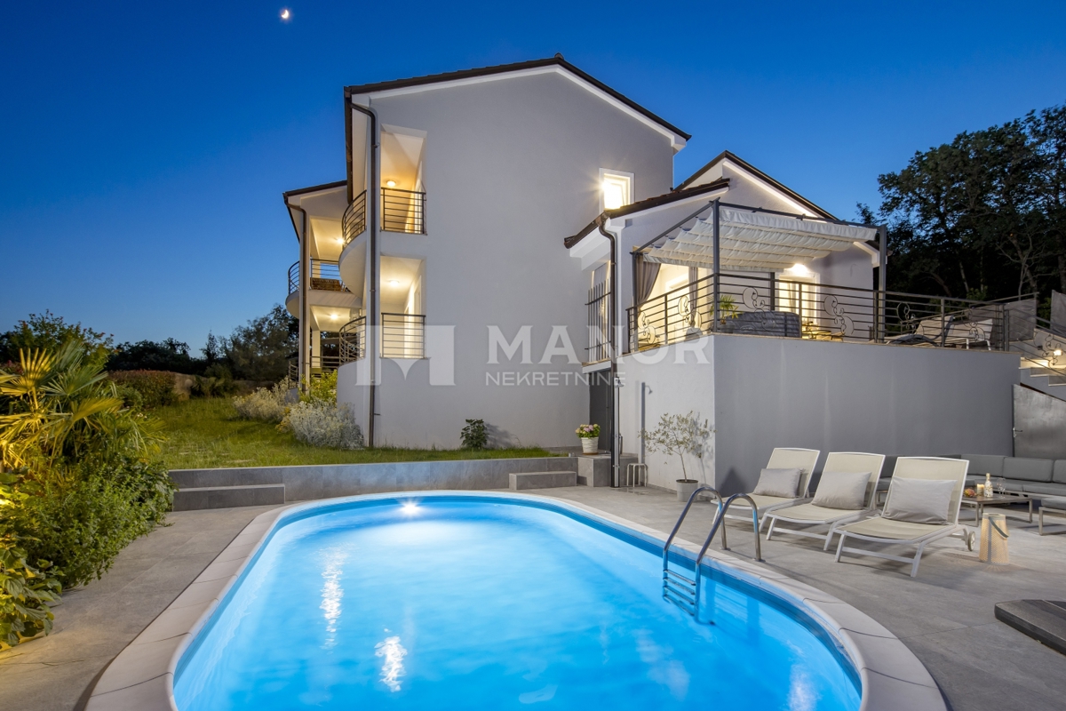 RIJEKA, BIVIO – Villa Két Lakással, Medencével és Tengeri Kilátással