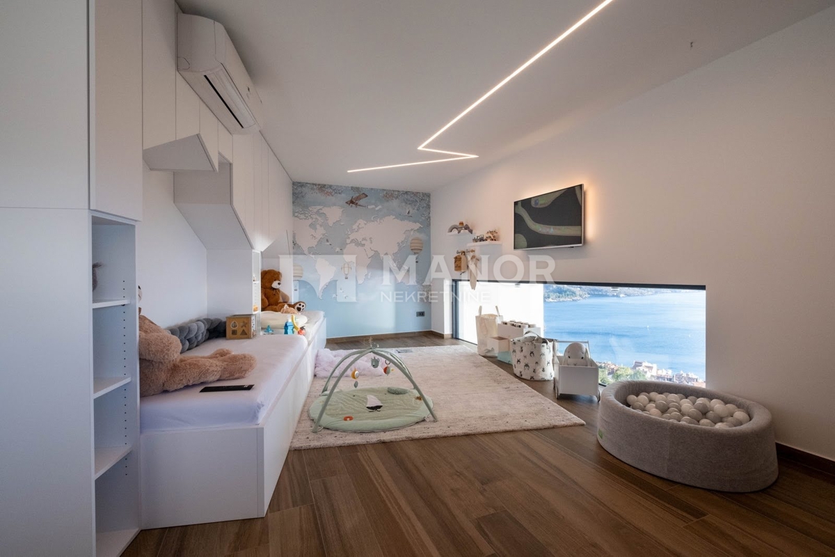 OPATIJA, VOLOSKO – Attico unico su due livelli con vista panoramica