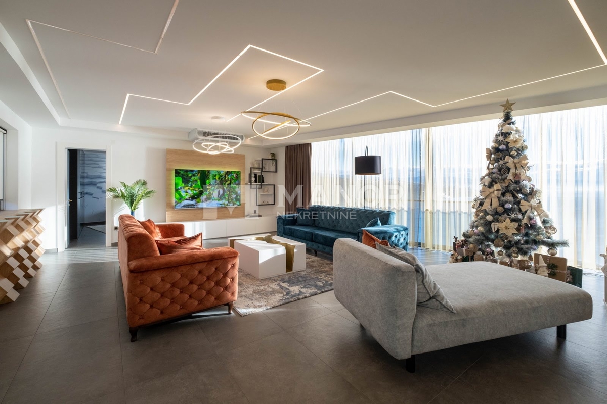 OPATIJA, VOLOSKO – Attico unico su due livelli con vista panoramica