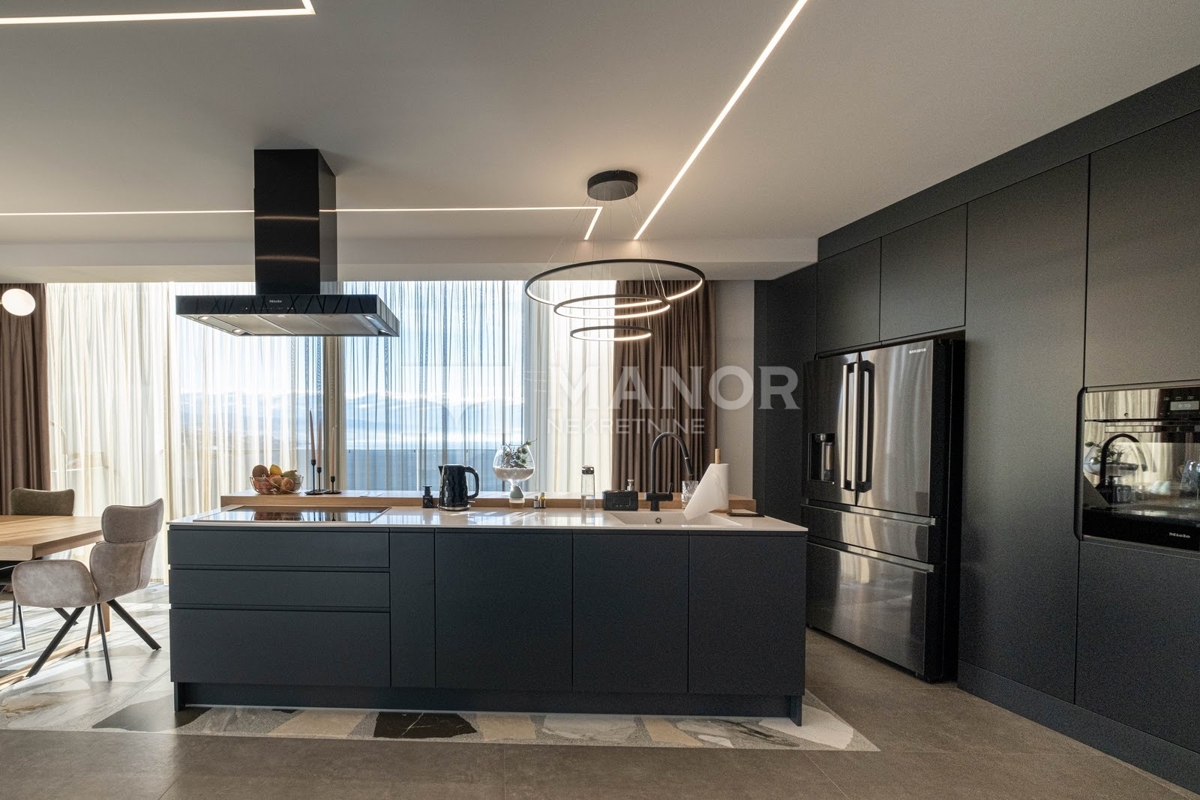 OPATIJA, VOLOSKO – Attico unico su due livelli con vista panoramica