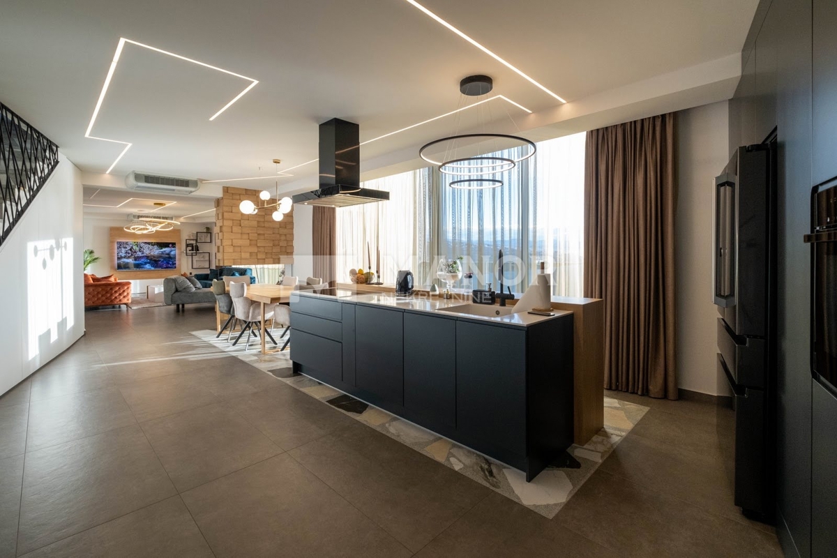 OPATIJA, VOLOSKO – Attico unico su due livelli con vista panoramica