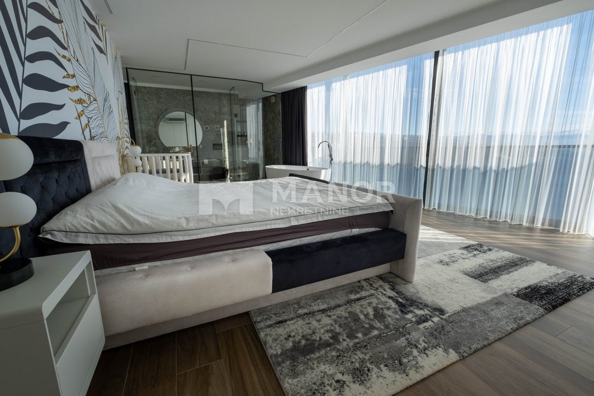 OPATIJA, VOLOSKO – Attico unico su due livelli con vista panoramica
