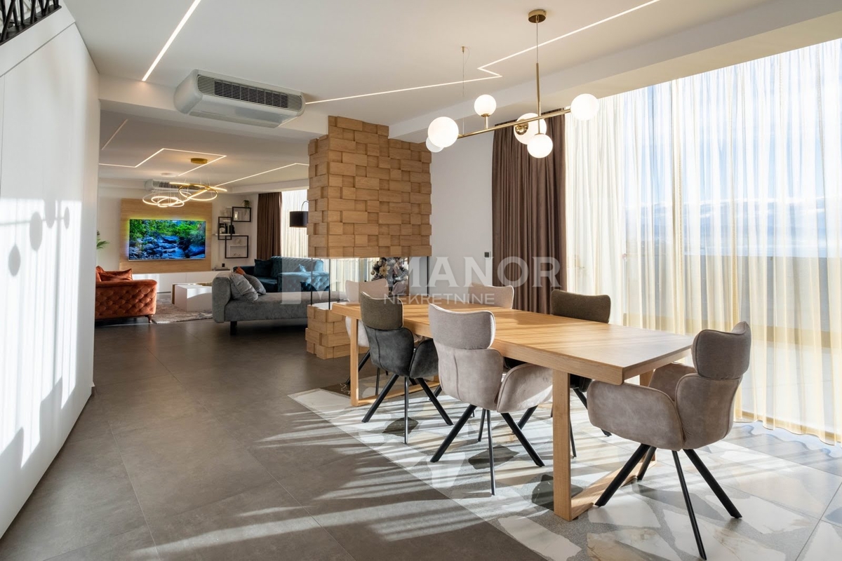 OPATIJA, VOLOSKO – Attico unico su due livelli con vista panoramica