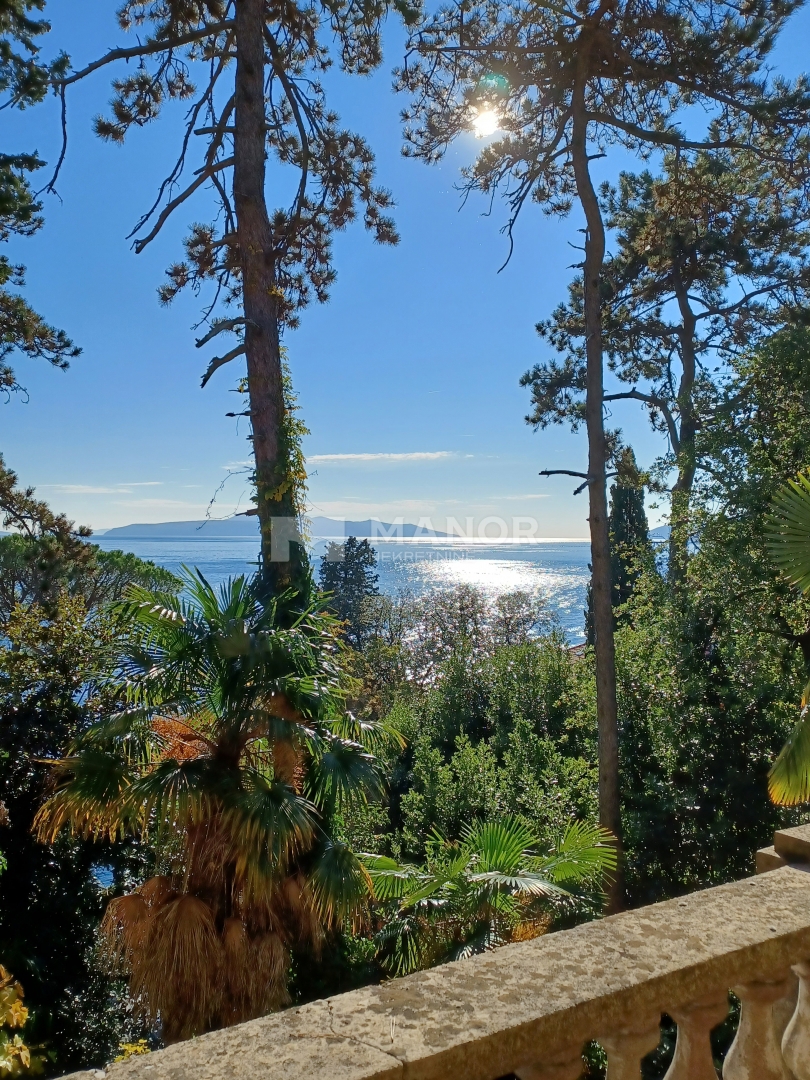 OPATIJA, CENTRO – Appartamento 3 camere da letto + sala da pranzo in villa austro-ungarica, a 50 m dal mare