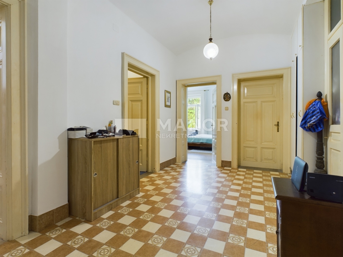 OPATIJA, CENTRO – Appartamento 3 camere da letto + sala da pranzo in villa austro-ungarica, a 50 m dal mare