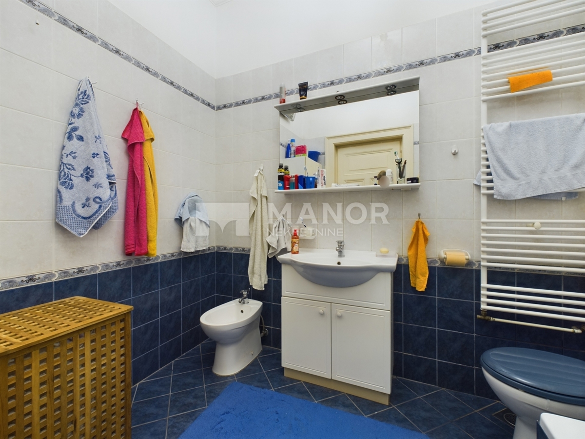 OPATIJA, CENTRO – Appartamento 3 camere da letto + sala da pranzo in villa austro-ungarica, a 50 m dal mare