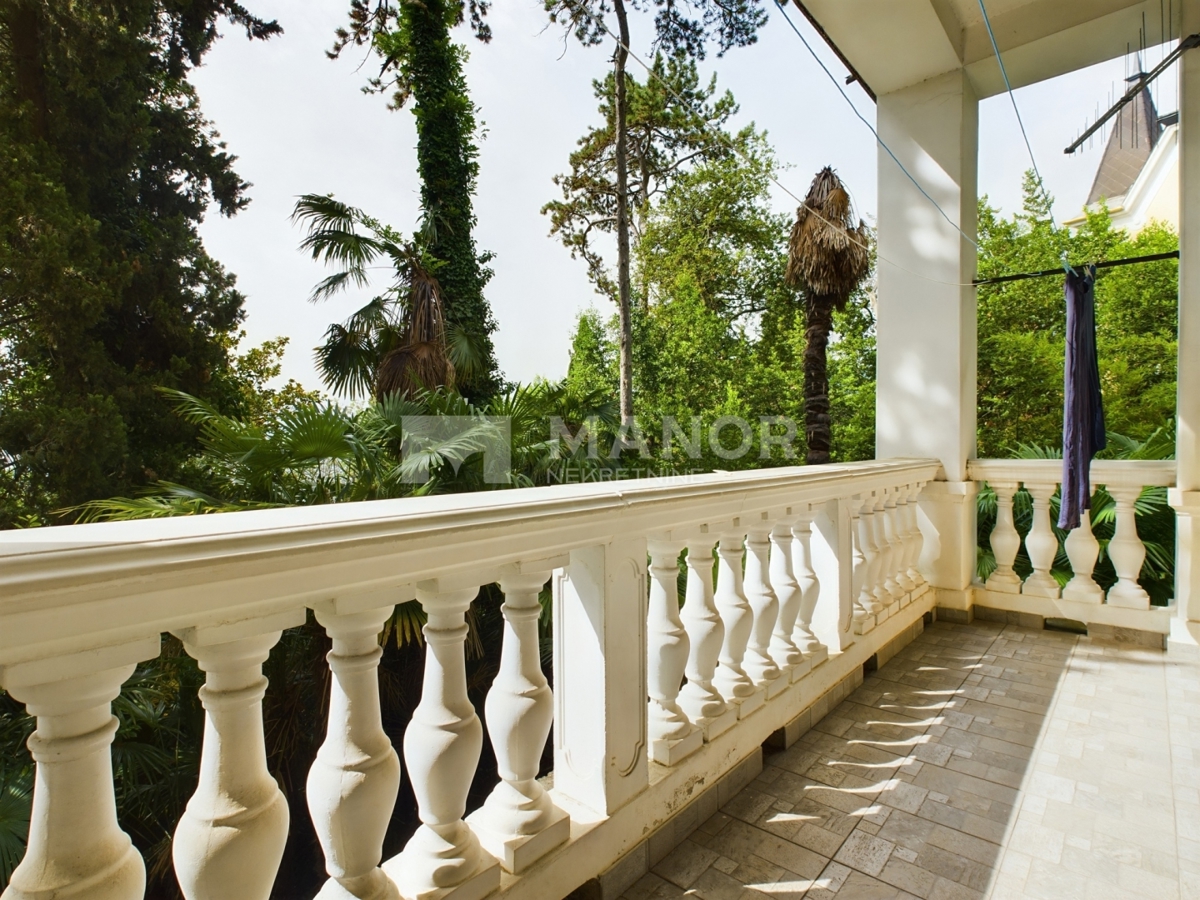 OPATIJA, CENTRO – Appartamento 3 camere da letto + sala da pranzo in villa austro-ungarica, a 50 m dal mare