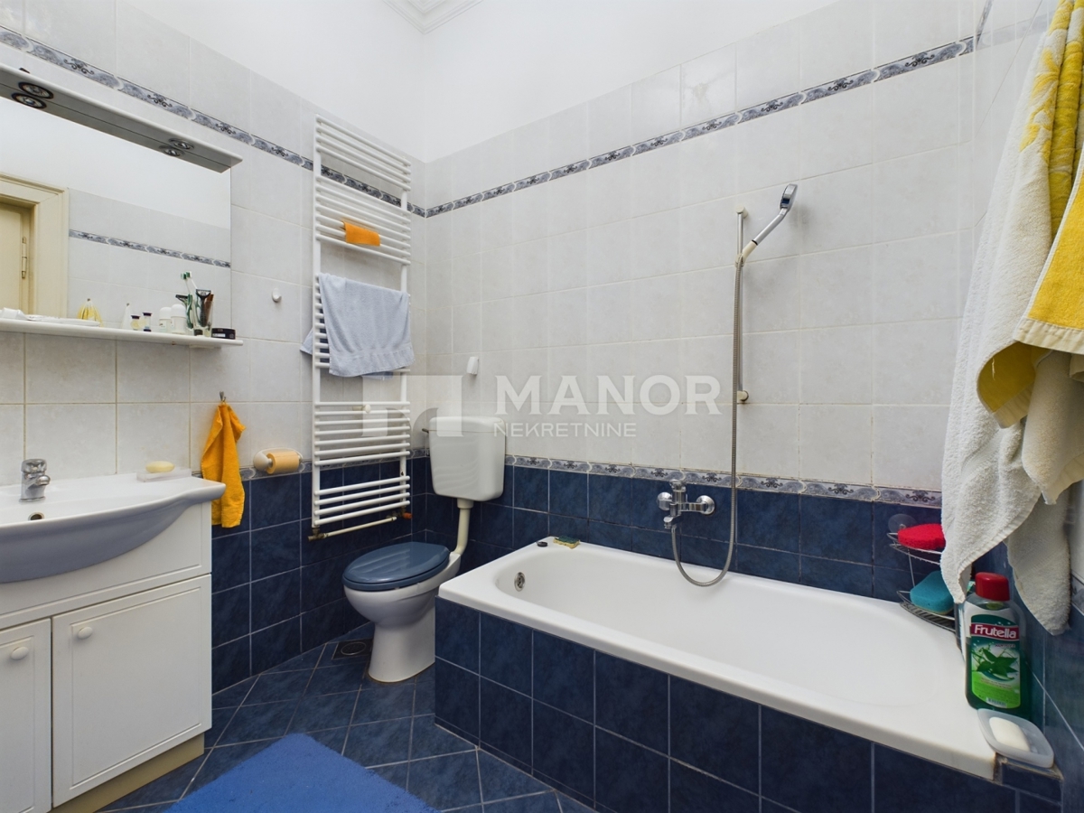 OPATIJA, CENTRO – Appartamento 3 camere da letto + sala da pranzo in villa austro-ungarica, a 50 m dal mare