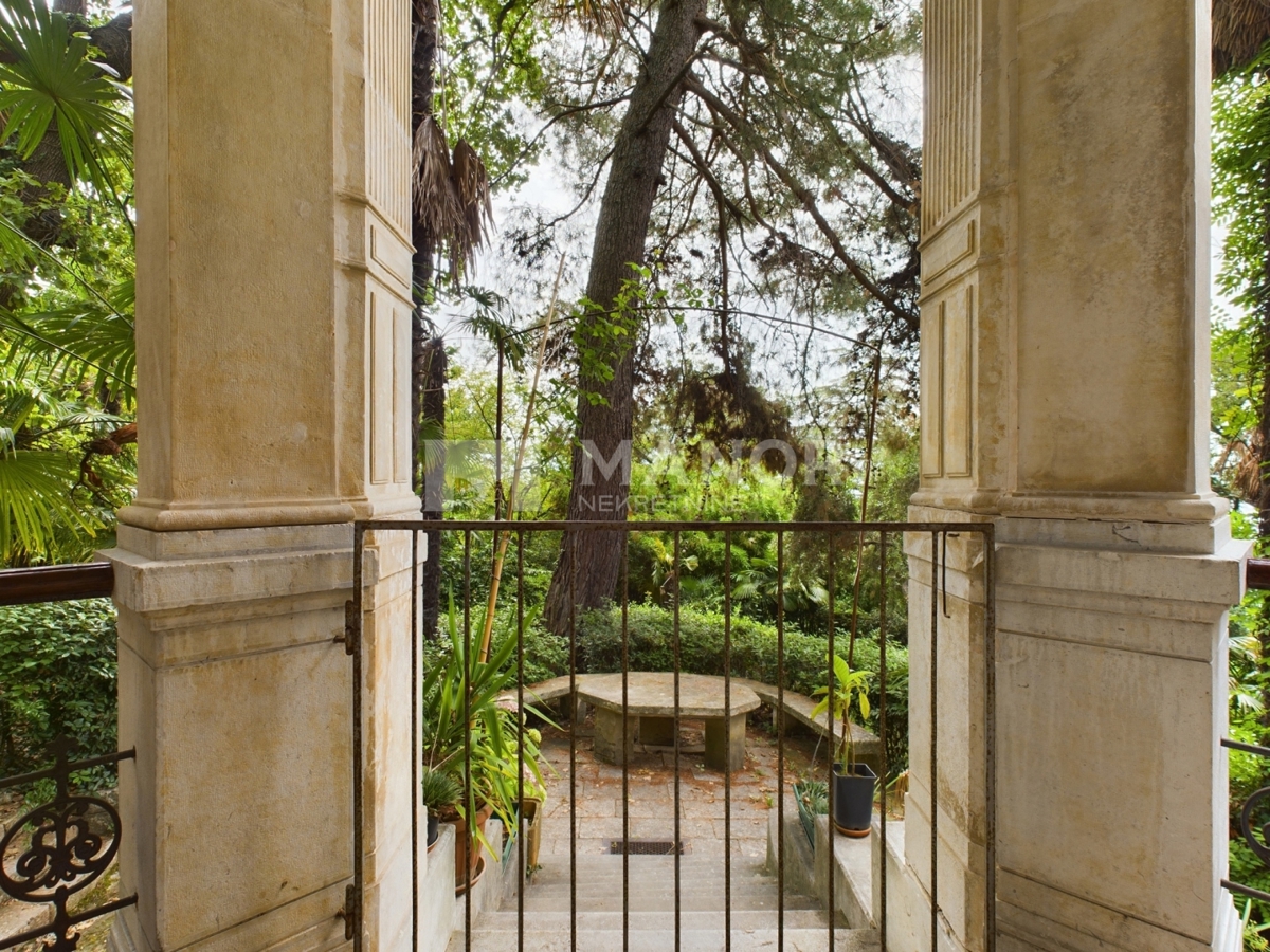 OPATIJA, CENTRO – Appartamento 3 camere da letto + sala da pranzo in villa austro-ungarica, a 50 m dal mare