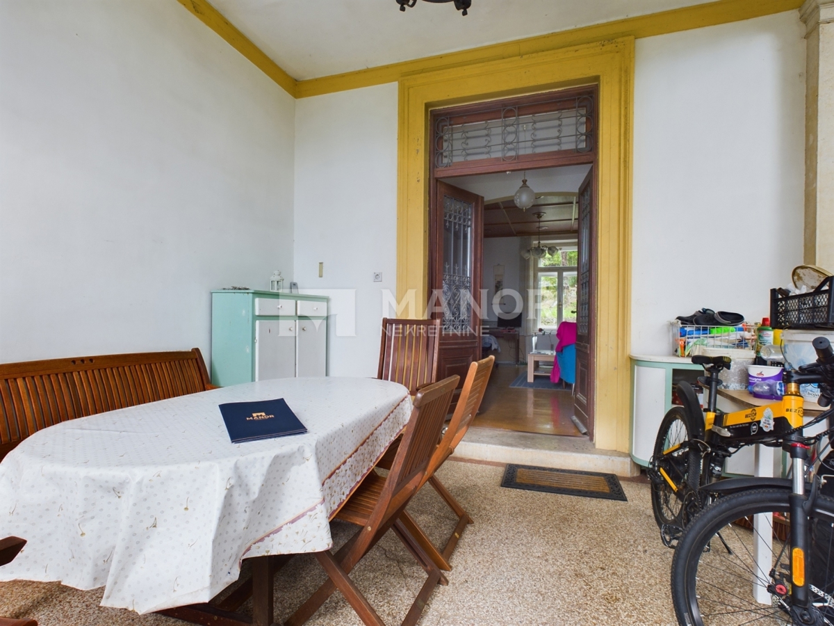 OPATIJA, CENTRO – Appartamento 3 camere da letto + sala da pranzo in villa austro-ungarica, a 50 m dal mare