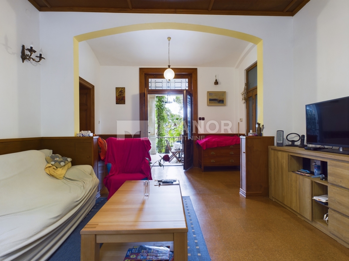 OPATIJA, CENTRO – Appartamento 3 camere da letto + sala da pranzo in villa austro-ungarica, a 50 m dal mare