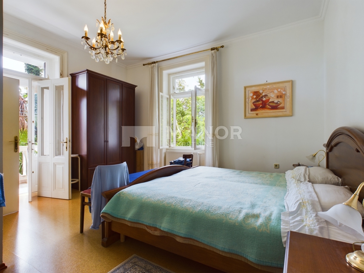 OPATIJA, CENTRO – Appartamento 3 camere da letto + sala da pranzo in villa austro-ungarica, a 50 m dal mare