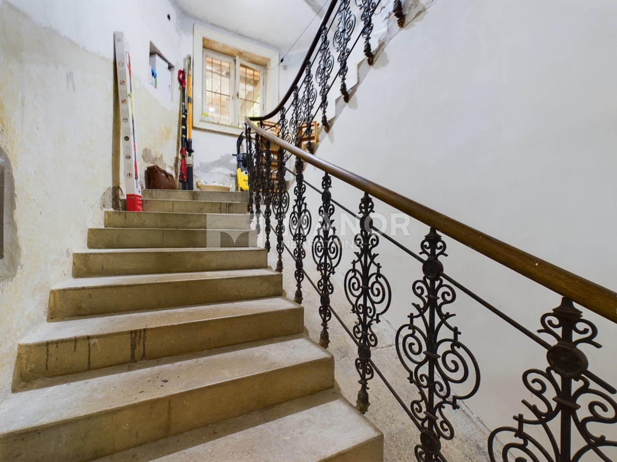 OPATIJA, CENTRO – Appartamento 3 camere da letto + sala da pranzo in villa austro-ungarica, a 50 m dal mare
