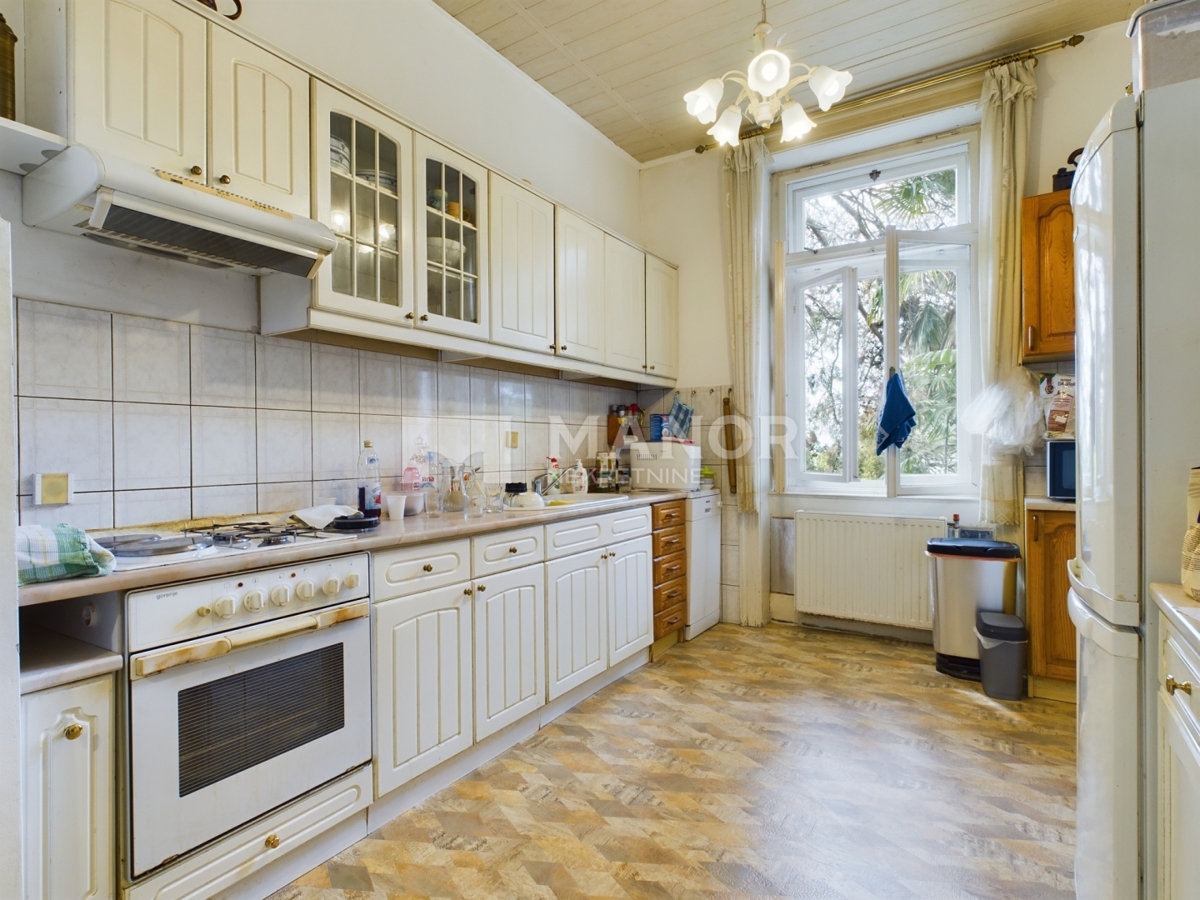 OPATIJA, CENTRO – Appartamento 3 camere da letto + sala da pranzo in villa austro-ungarica, a 50 m dal mare