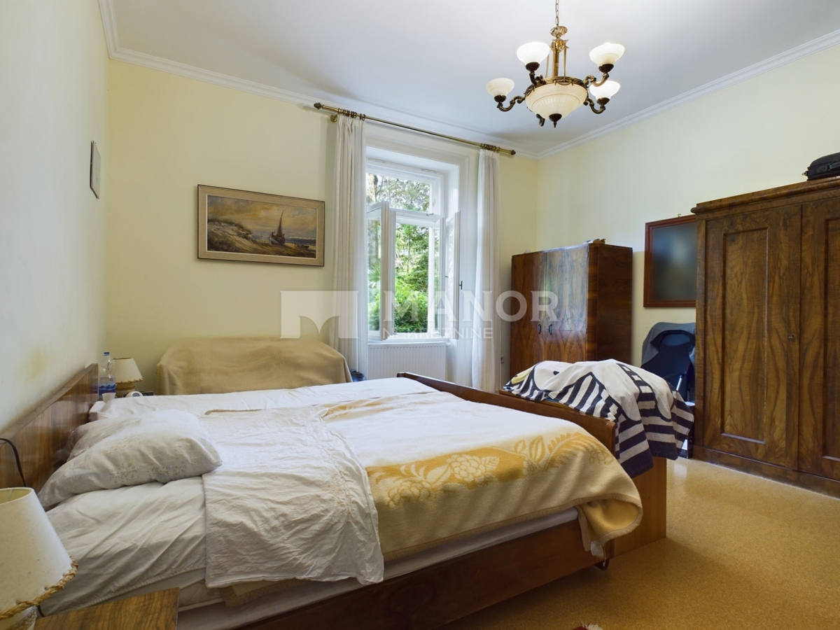 OPATIJA, CENTRO – Appartamento 3 camere da letto + sala da pranzo in villa austro-ungarica, a 50 m dal mare