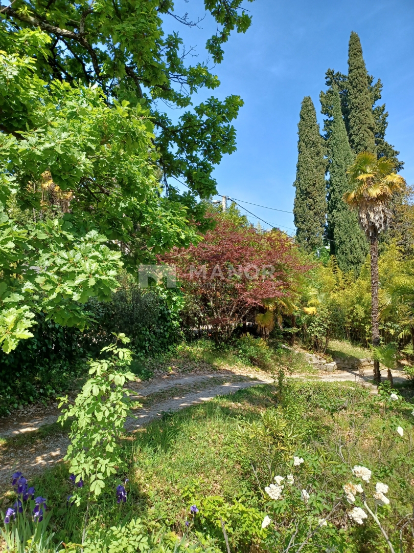 OPATIJA, CENTRO – Appartamento 3 camere da letto + sala da pranzo in villa austro-ungarica, a 50 m dal mare
