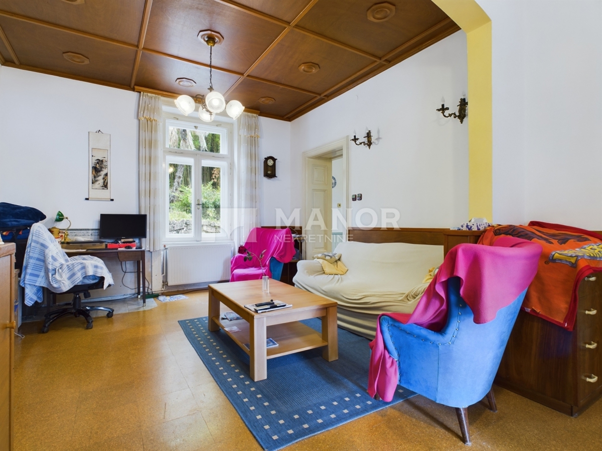 OPATIJA, CENTRO – Appartamento 3 camere da letto + sala da pranzo in villa austro-ungarica, a 50 m dal mare