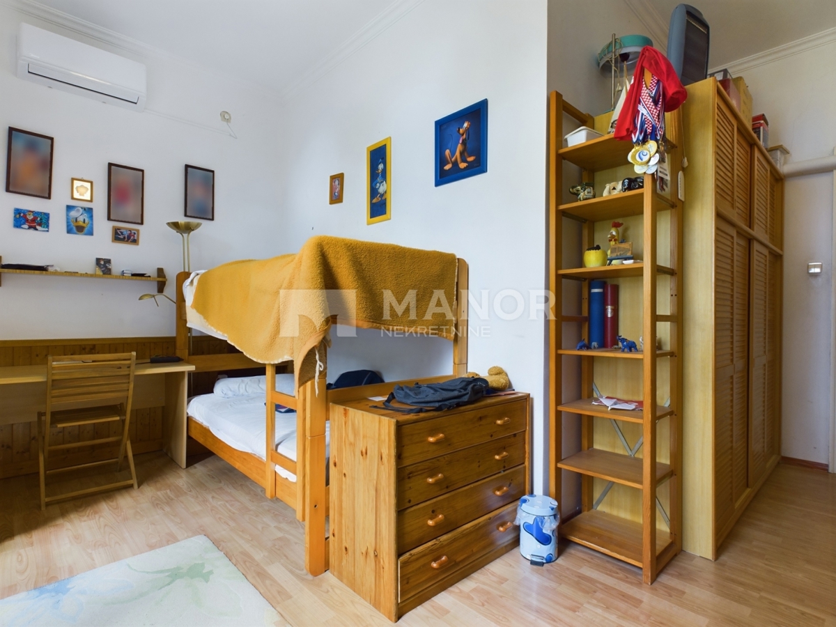 OPATIJA, CENTRO – Appartamento 3 camere da letto + sala da pranzo in villa austro-ungarica, a 50 m dal mare