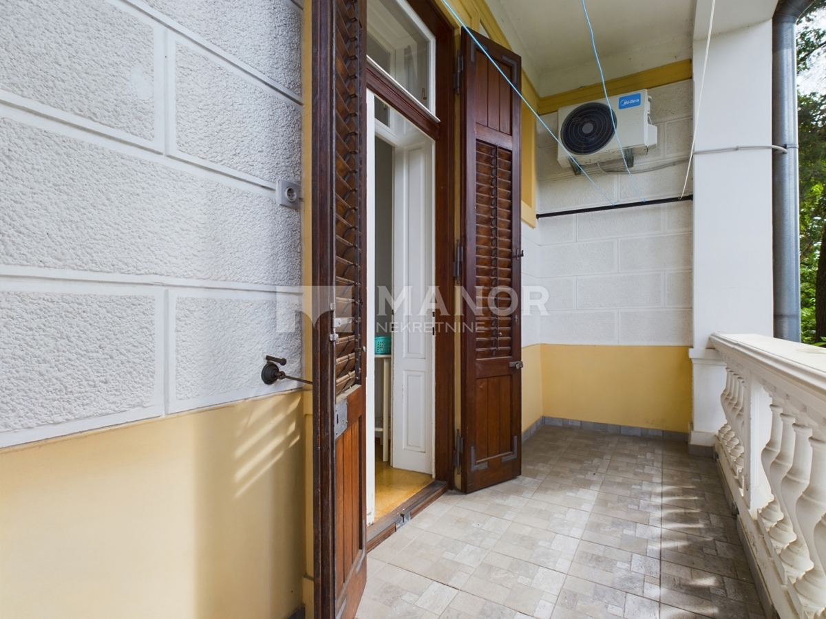 OPATIJA, CENTRO – Appartamento 3 camere da letto + sala da pranzo in villa austro-ungarica, a 50 m dal mare